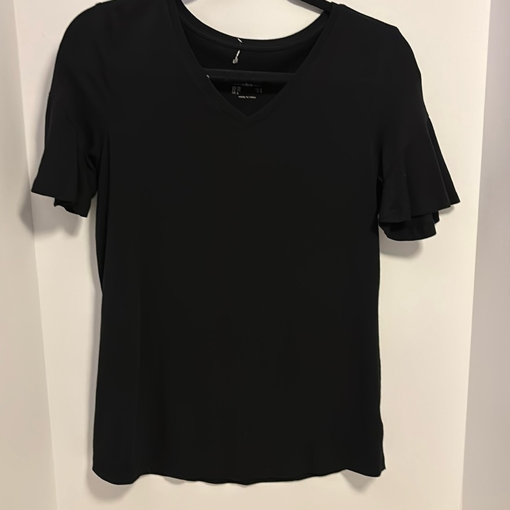 STUDIO BY D&CO BRAND… BLACK V NECK TEESHIRT WITH RUFFLE SHORT SLEEVE SIZE XS